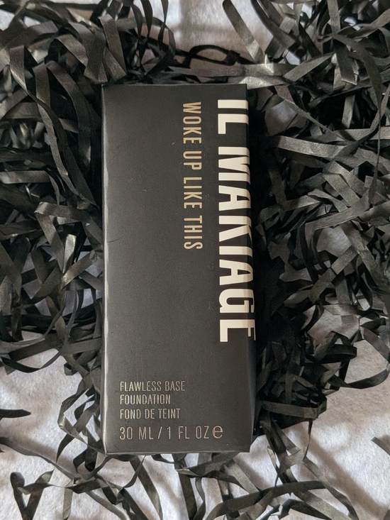 IL MAKIAGE Other - IL MAKIAGE Flawless Base Foundation - Black and Gold Packaging
